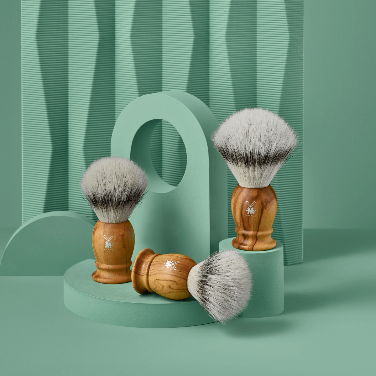 Guide til valg af barberkost. Se vores udvalg. Tre barberkoste på en grøn baggrund