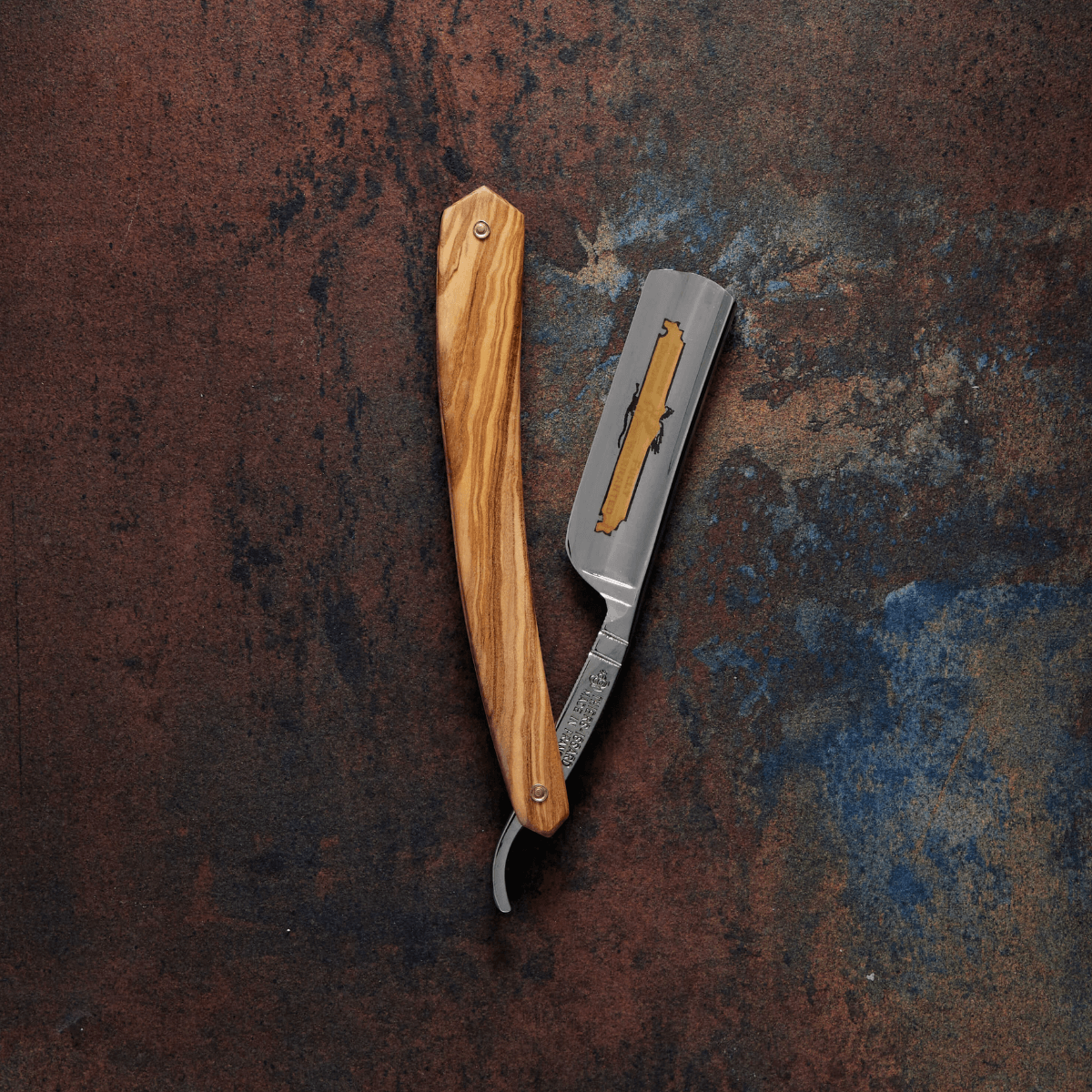 Klassisk barberkniv med træskaft og skarpt barberblad, placeret på rustik baggrund – traditionelt barberkniv til vådbarbering og grooming