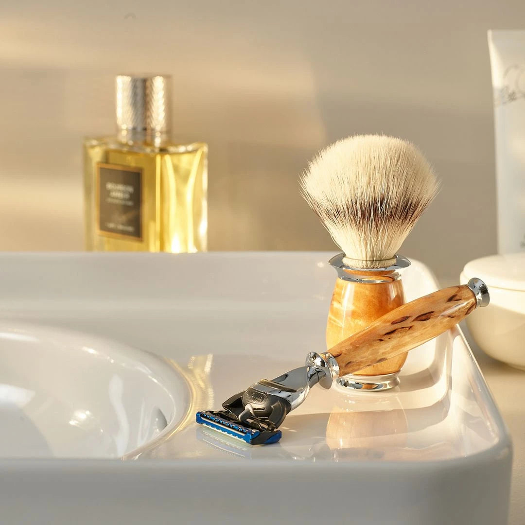 Barbersæt med Fusion Skraber, Silvertip Fibre® Barberkost og Holder, Purist, Karelian Burl Birk