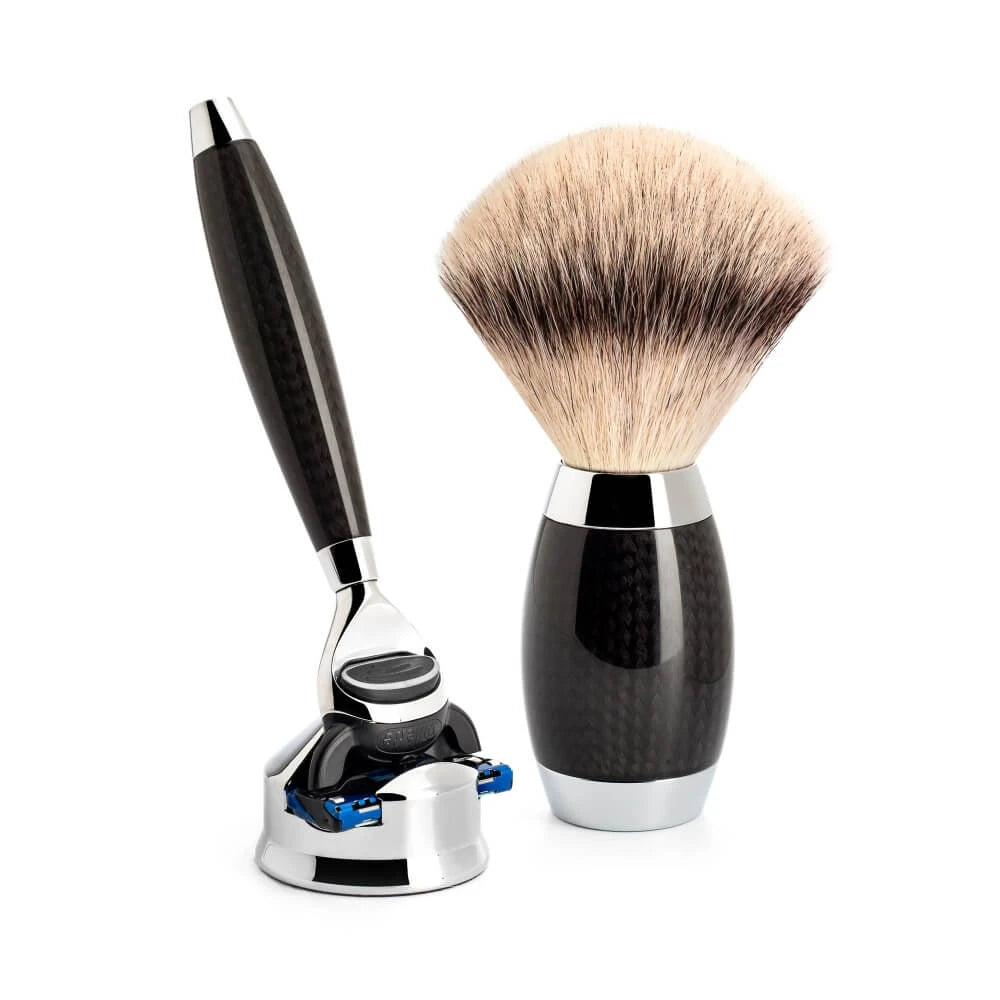 Edition No. 1, Barbersæt med Fusion Skraber, Silvertip Fibre® Barberkost og Holder til skraber, Carbon
