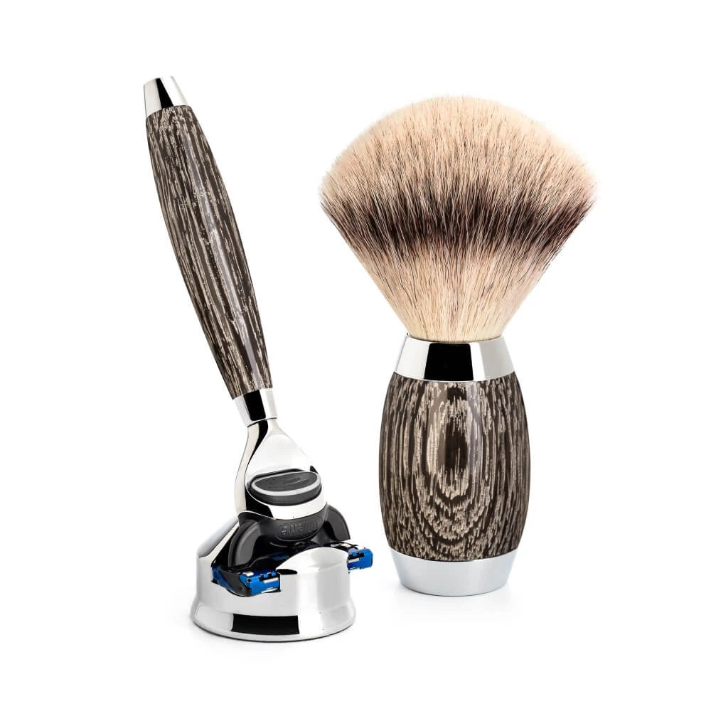 Edition No. 3, Barbersæt med Fusion Skraber, Silvertip Fibre® Barberkost og Holder til skraber, Moseeg & Sterling Sølv