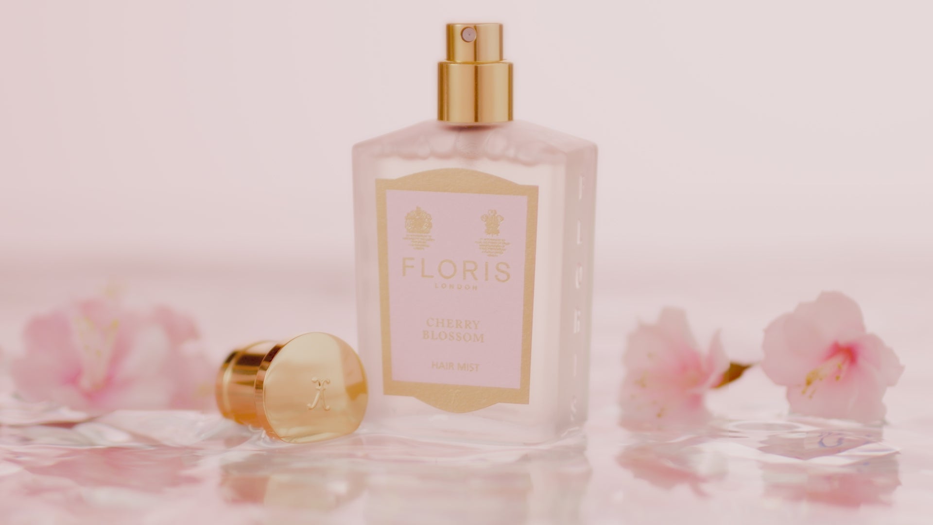 Indlæs video: Cherry Blossom, Body Moisturiser, 250 ml.