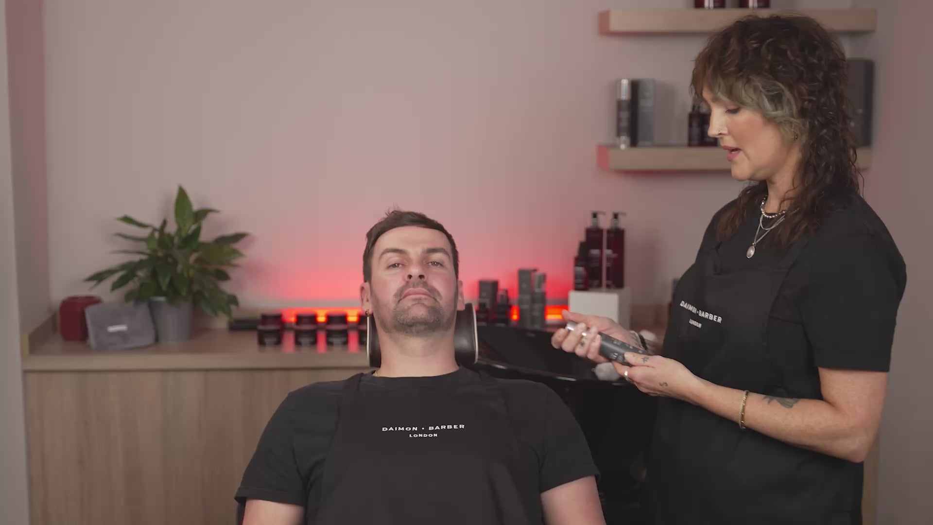 Indlæs video: Revitalising Moisturiser, 50 ml.