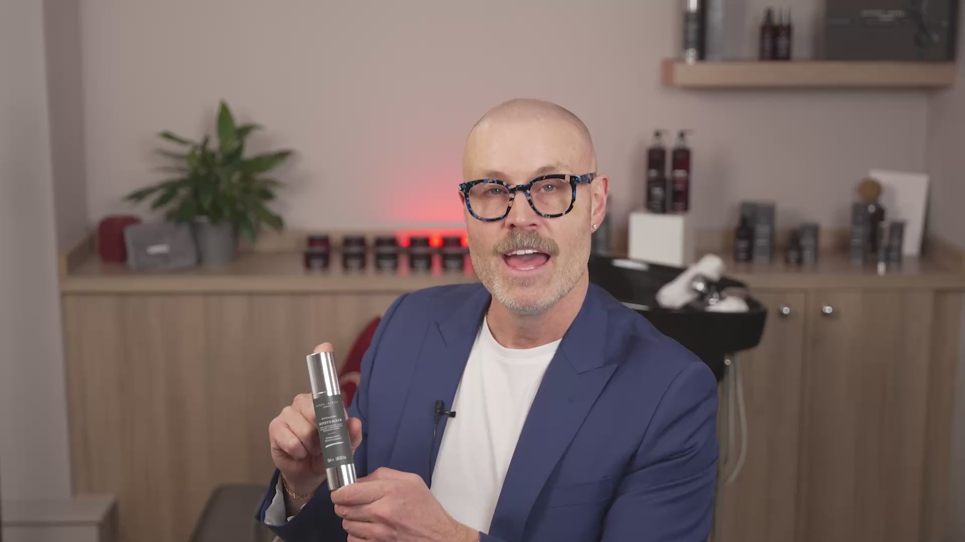Indlæs video: Revitalising Moisturiser, 50 ml.