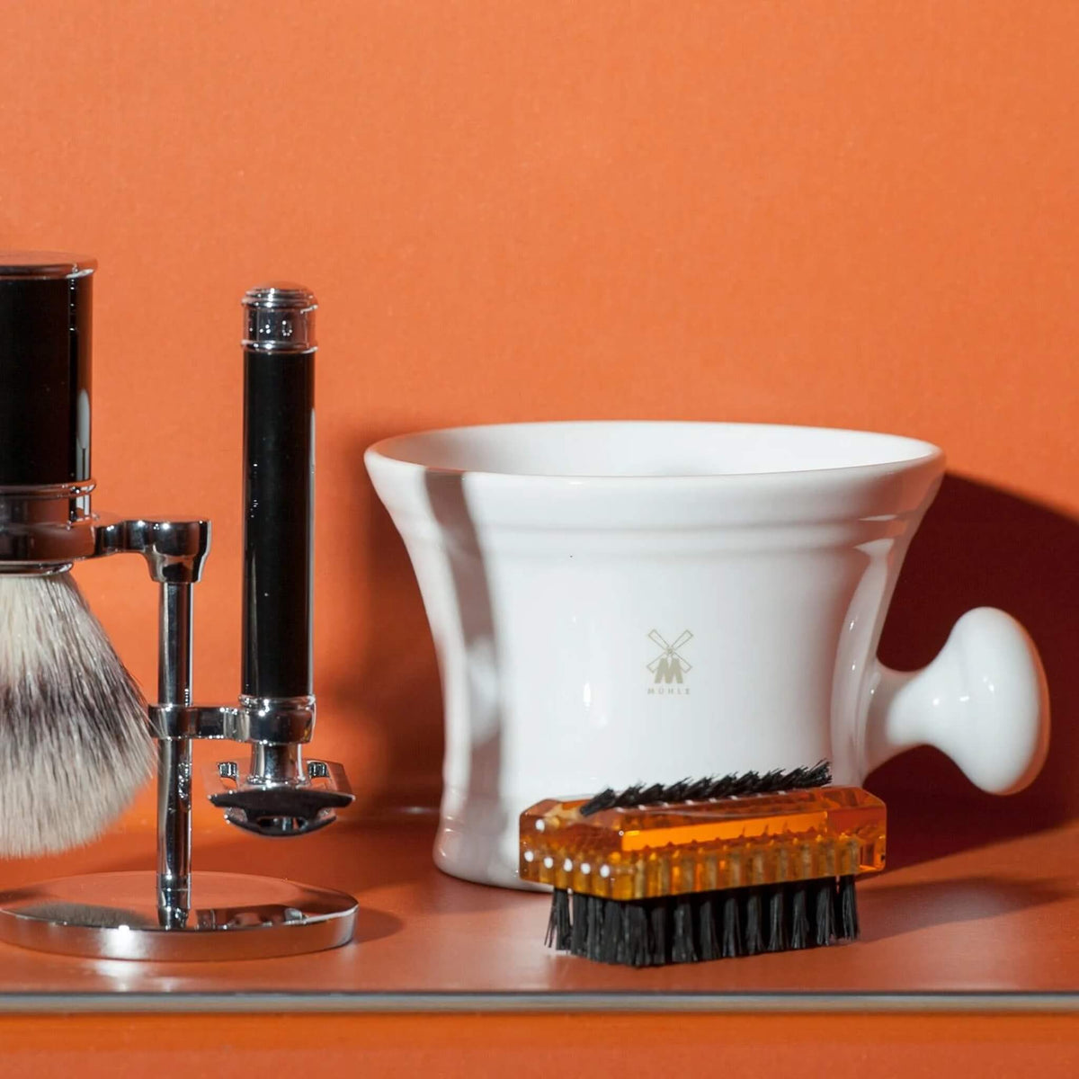 Barberskål i porcelæn med høj kant og håndtag, Hvid